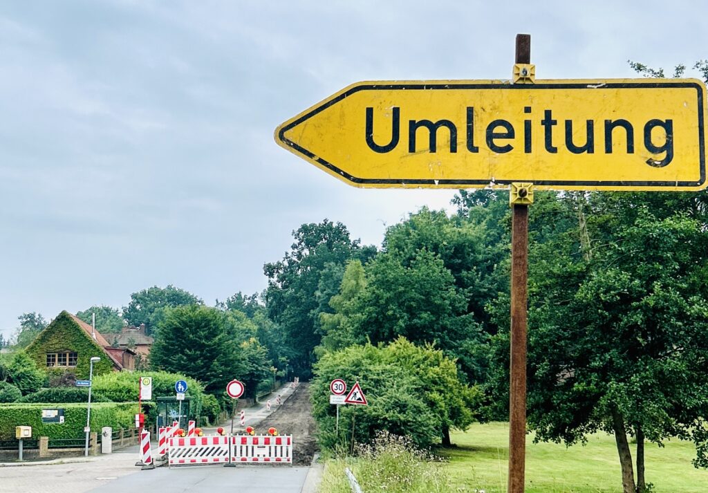 Umleitungsschild im Zuge der Bauarbeiten am Alten Hessenweg in Häcklingen