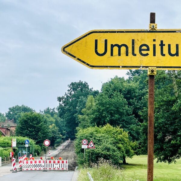 Umleitungsschild im Zuge der Bauarbeiten am Alten Hessenweg in Häcklingen