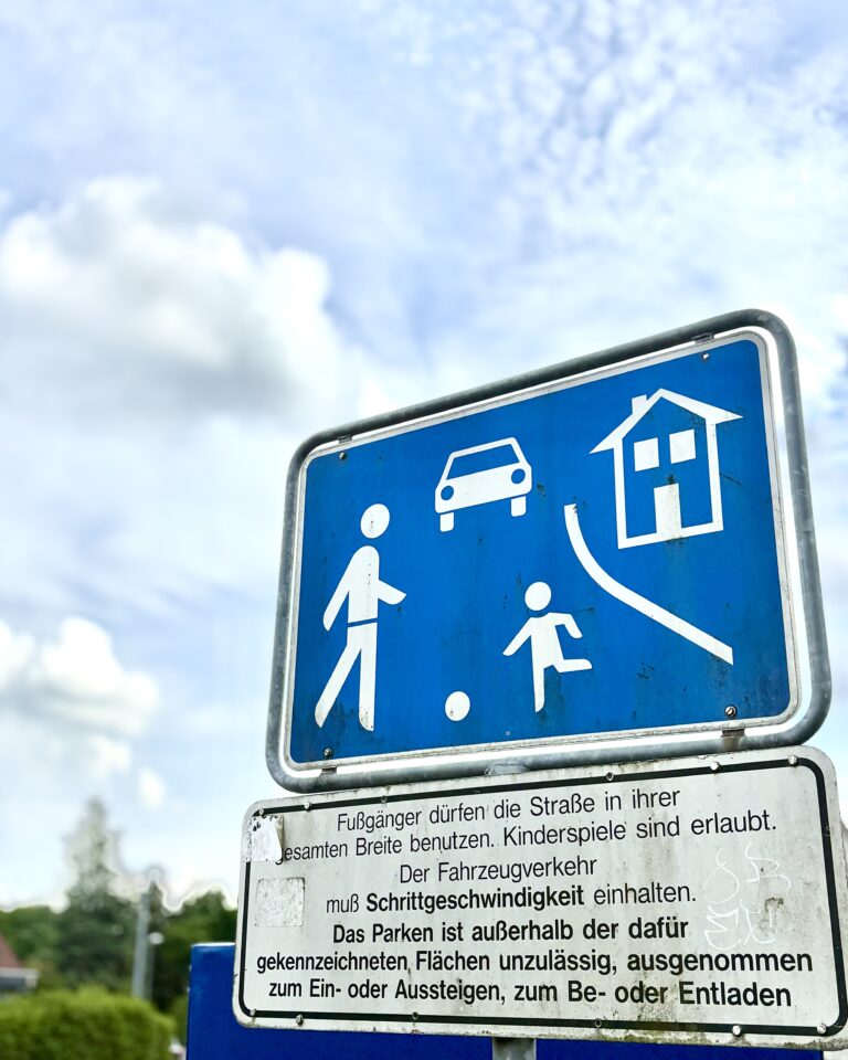 Spielstraße in Häcklingen Langenstücken - ein Ort an dem sich nicht immer an die Regeln dieses verkehrsberuhigten Bereichs gehalten wird